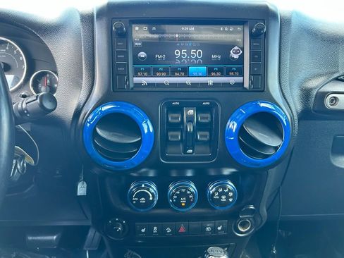 Used 2015 Jeep Wrangler Unlimited Rubicon w/ Connectivity Group AWD/4WD image 25