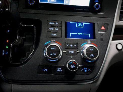 Used 2019 Toyota Sienna XLE Premium FWD image 39