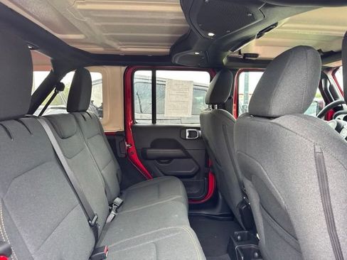 Used 2025 Jeep Wrangler Unlimited Sahara AWD/4WD image 16