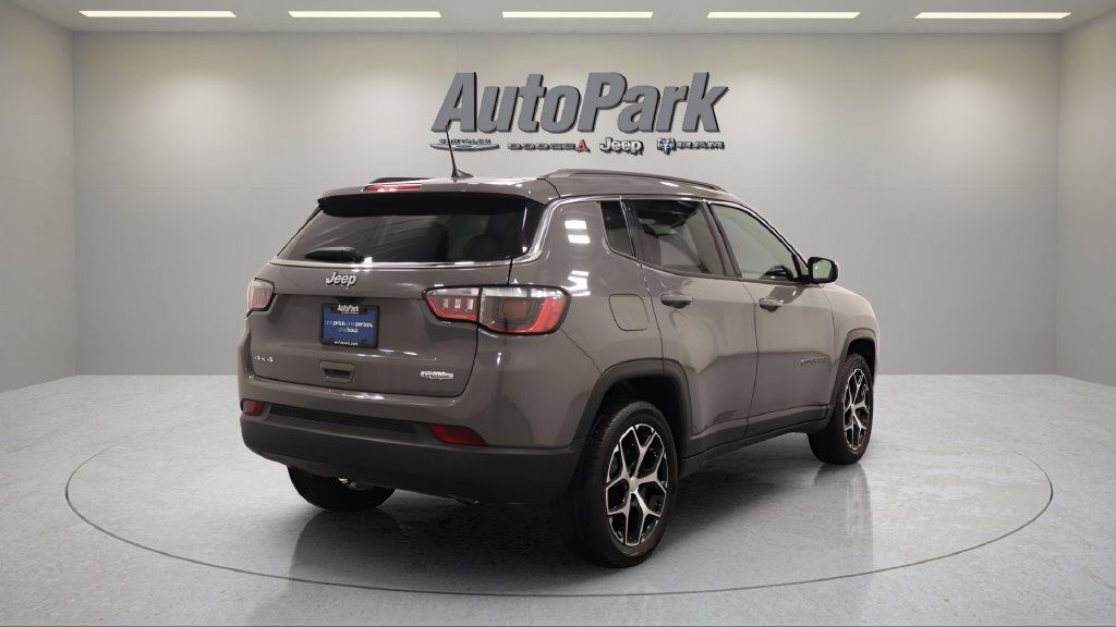 Used 2024 Jeep Compass Latitude AWD/4WD image 11