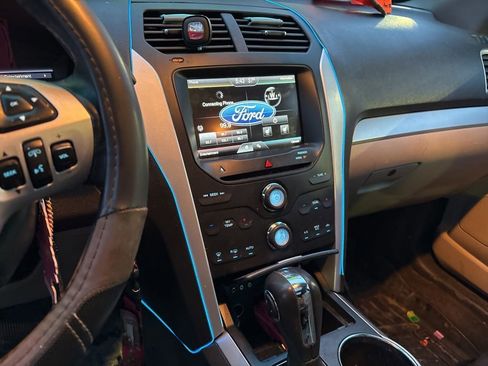 Used 2013 Ford Explorer XLT image 17