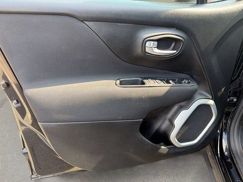 Used 2019 Jeep Renegade Latitude FWD image 22
