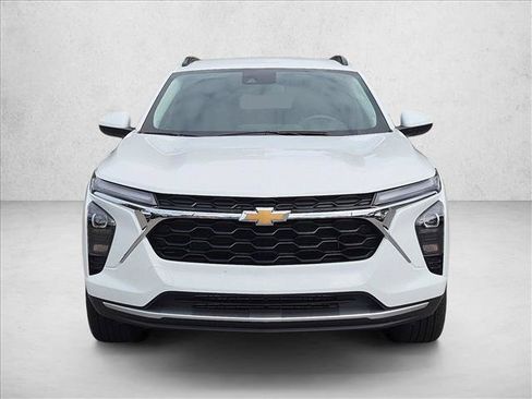 Used 2026 Chevrolet Trax LT FWD image 2