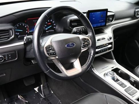 Used 2022 Ford Explorer XLT w/ Equipment Group 202A image 7