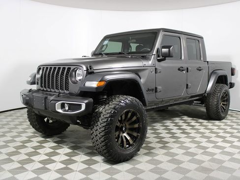Used 2023 Jeep Gladiator Sport w/ Off Road Group image 3