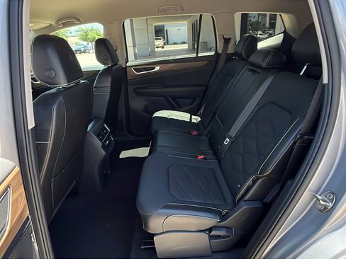 Used 2024 Volkswagen Atlas SE FWD image 24