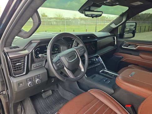 Used 2025 GMC Sierra 2500 Denali Ultimate image 9