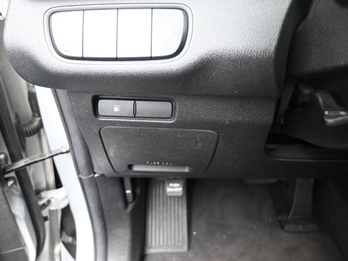 Used 2016 Kia Sorento LX image 16