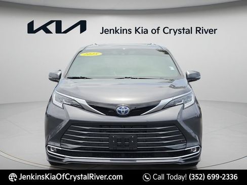 Used 2025 Toyota Sienna Limited FWD image 16