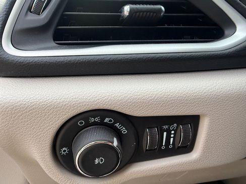 Used 2024 Chrysler Pacifica Touring-L FWD image 21