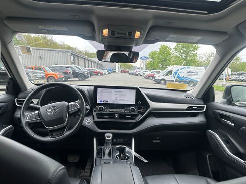 Used 2023 Toyota Highlander XLE AWD/4WD image 16