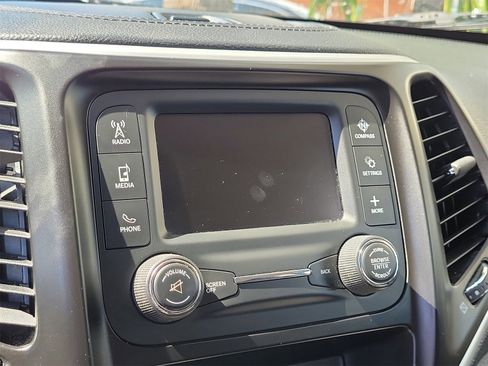 Used 2014 Jeep Cherokee Sport image 18