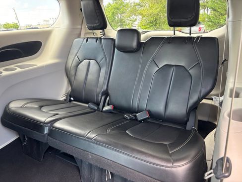Used 2023 Chrysler Pacifica Touring-L FWD image 15