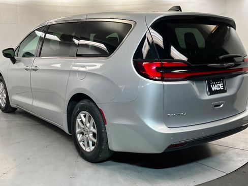 Used 2024 Chrysler Pacifica Touring-L FWD image 3