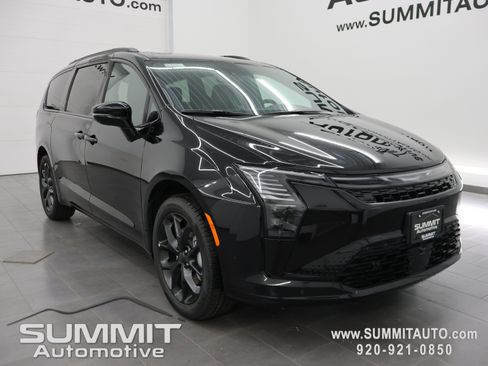New 2027 Chrysler Pacifica Limited w/ Family Tech Group AWD/4WD image 2