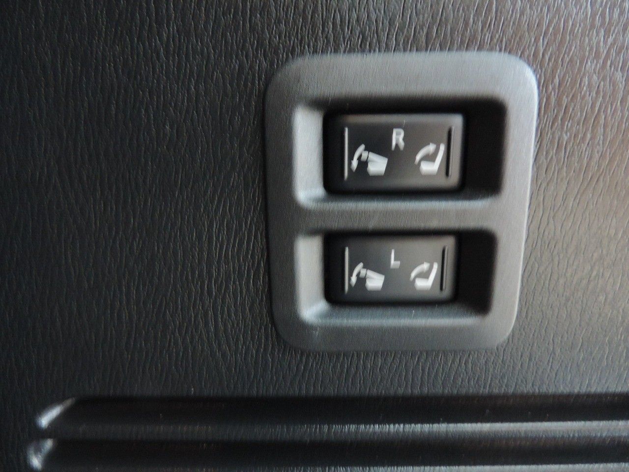 Used 2023 Nissan Armada Platinum w/ Captain's Chairs Package RWD image 25