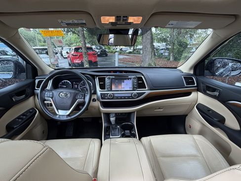 Used 2017 Toyota Highlander Limited Platinum FWD image 36