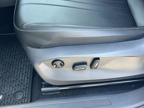 Certified 2023 Volkswagen Tiguan SE FWD image 17