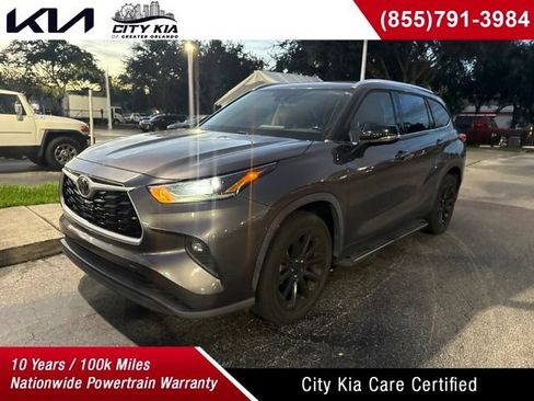 Used 2021 Toyota Highlander XLE FWD image 1