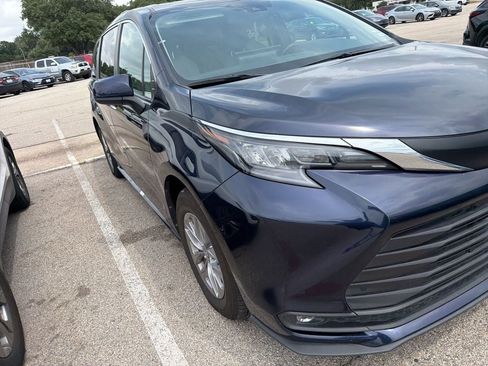 Used 2025 Toyota Sienna XLE FWD image 3