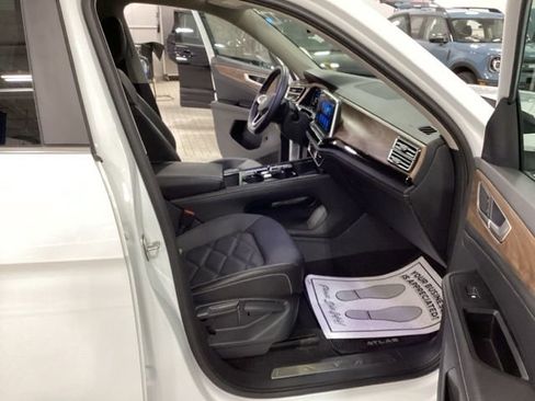 Used 2024 Volkswagen Atlas SE image 11