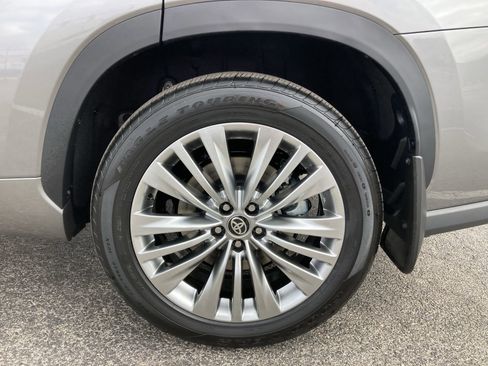 Certified 2026 Toyota Highlander Platinum image 19