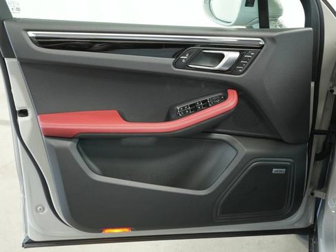 Certified 2025 Porsche Macan image 25