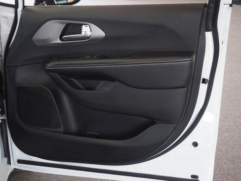 New 2027 Chrysler Pacifica Select AWD/4WD image 9