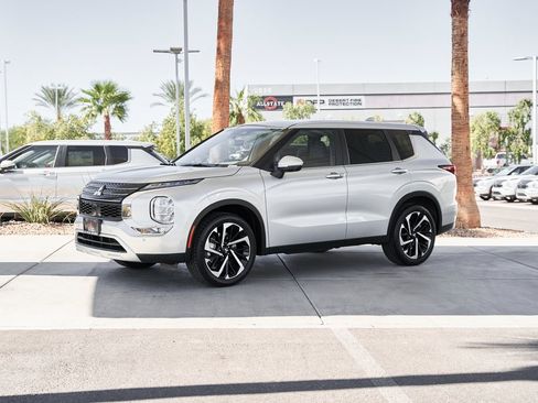 Used 2024 Mitsubishi Outlander SE image 4