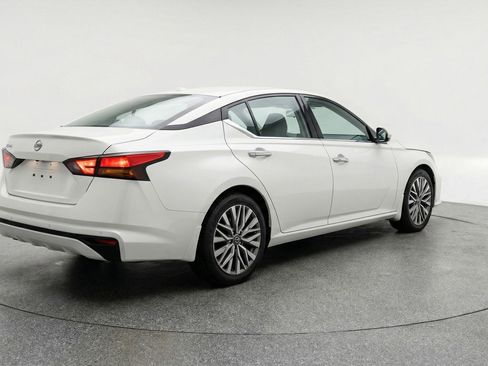 Used 2025 Nissan Altima 2.5 SV image 9