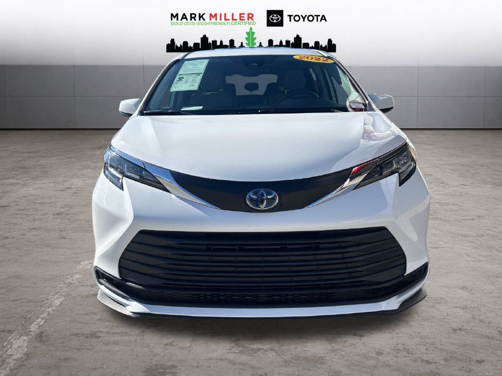 Certified 2022 Toyota Sienna LE FWD image 9