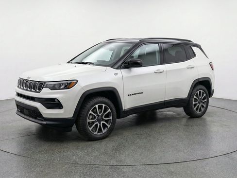 Used 2025 Jeep Compass Trailhawk AWD/4WD image 3