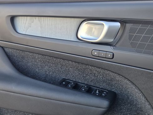 Certified 2025 Volvo XC40 B5 Core w/ Protection Package Premier image 32