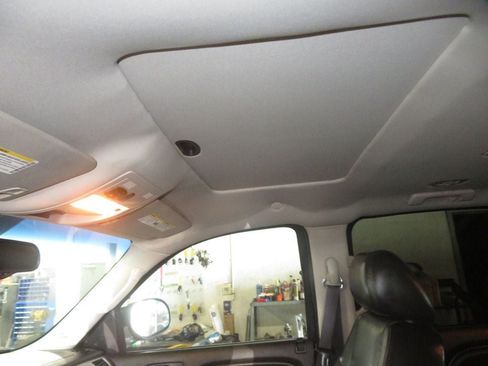 Used 2011 Cadillac Escalade ESV AWD image 21