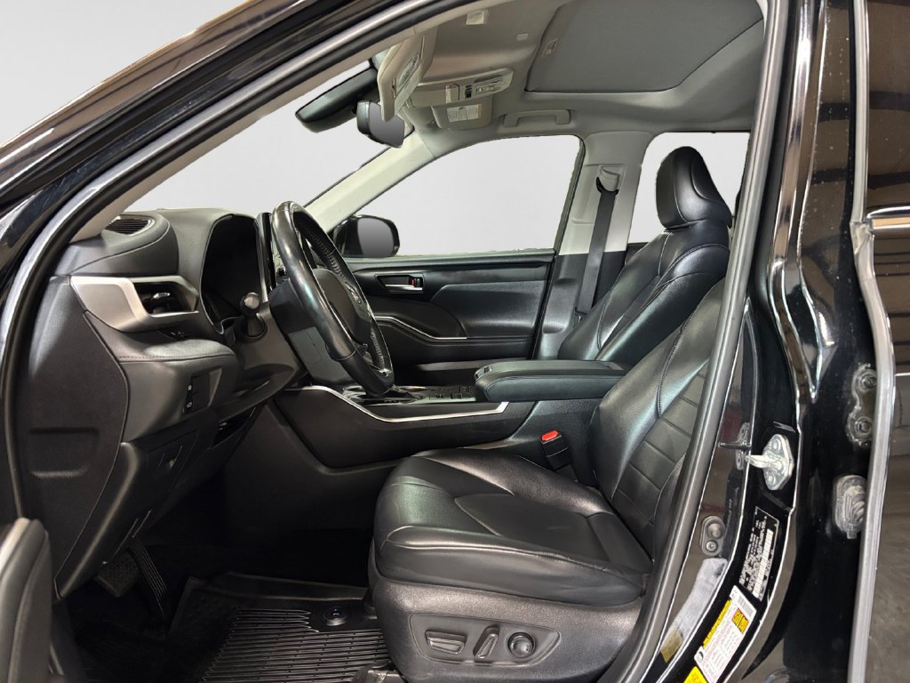 Used 2021 Toyota Highlander XLE AWD/4WD image 10