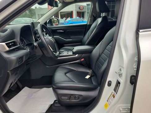 Used 2023 Toyota Highlander XLE image 16