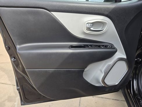 Used 2022 Jeep Renegade Latitude w/ Convenience Group image 9