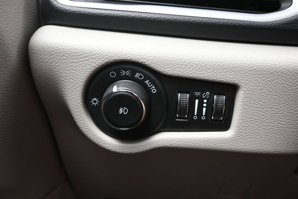 Used 2024 Chrysler Pacifica Touring-L FWD image 14