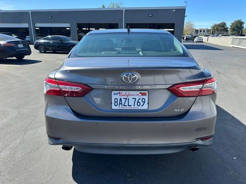 Used 2018 Toyota Camry XLE image 3