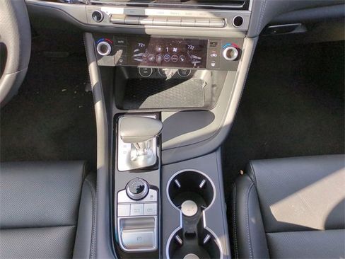 Used 2025 Genesis G70 2.5T image 17