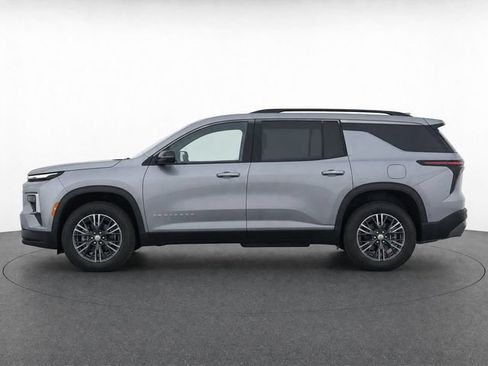 Used 2025 Chevrolet Traverse LT FWD image 4
