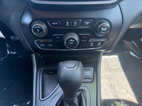 Used 2019 Jeep Cherokee Latitude w/ Popular Appearance Group FWD image 13