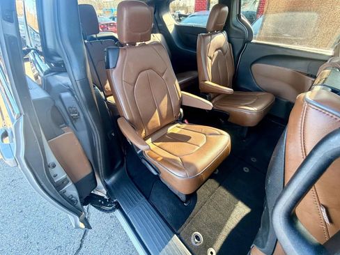 Used 2017 Chrysler Pacifica Limited w/ UConnect Theater Package image 8