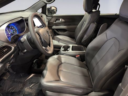 New 2025 Chrysler Pacifica Select w/ Uconnect Theater Family Group image 9