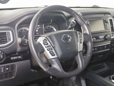 Used 2019 Nissan Titan SV w/ SV Convenience Package image 6