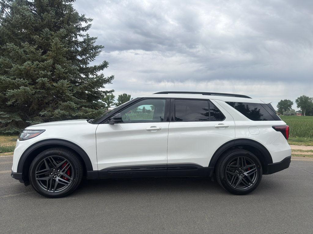 Used 2025 Ford Explorer ST AWD/4WD image 2