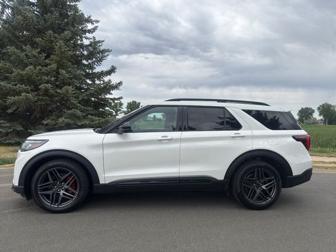 Used 2025 Ford Explorer ST AWD/4WD image 2