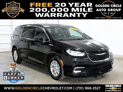 Used 2025 Chrysler Pacifica Select