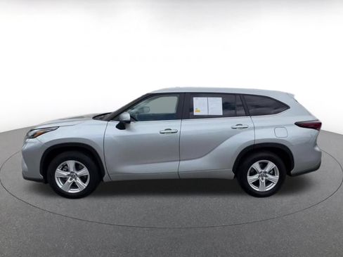 Used 2025 Toyota Highlander LE FWD image 7
