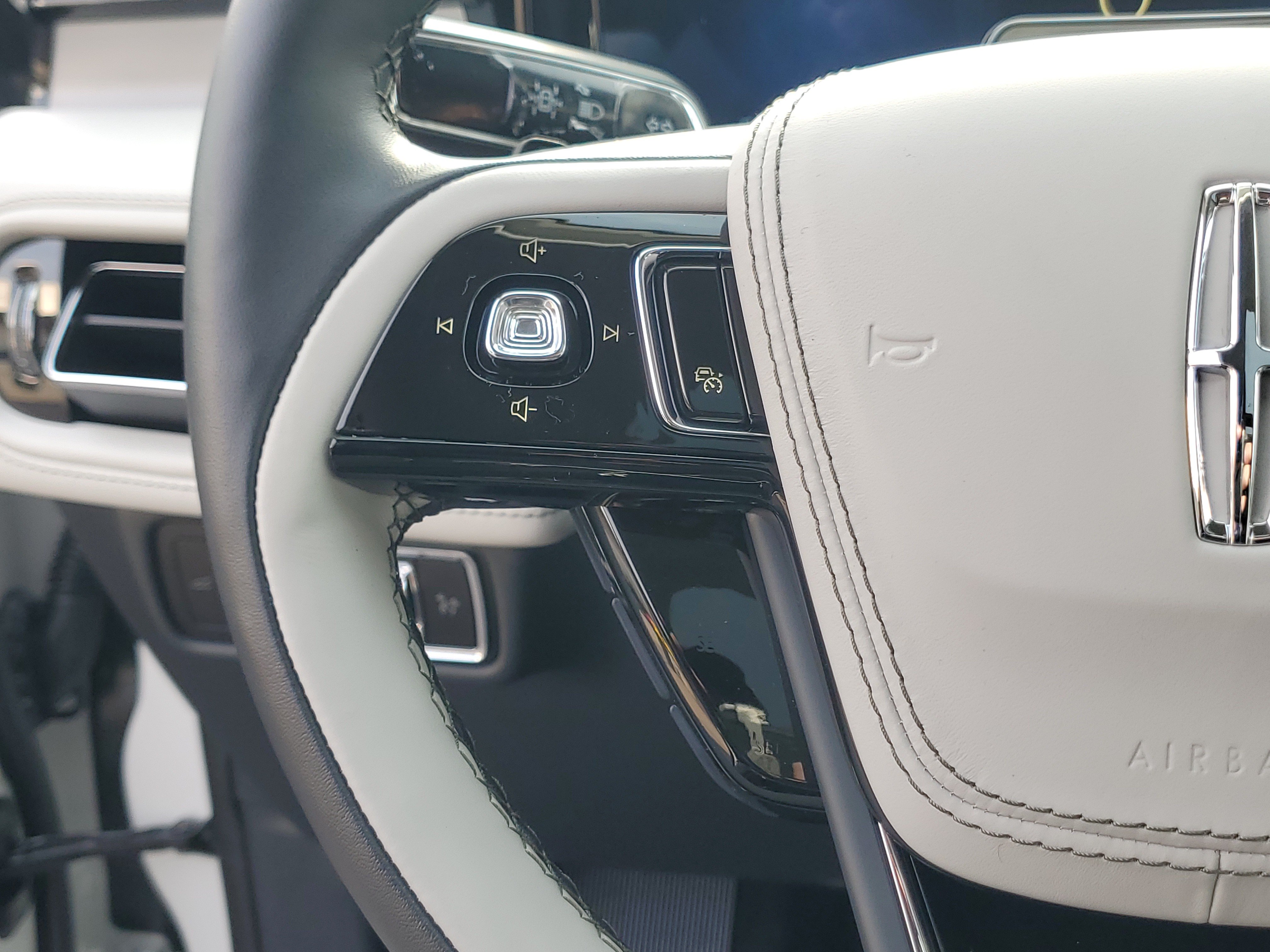 New 2027 Lincoln Aviator Reserve w/ Jet Appearance Package AWD/4WD image 16